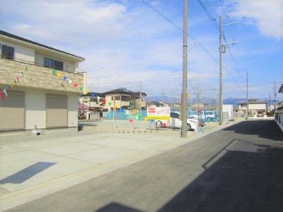 【前面道路含む現地写真】 | ブルーミングガーデン甲斐市西八幡2号棟 | 前面道路含む現地写真です