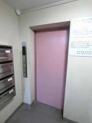 【その他共用部分】 | 東寺尾住宅 | お買い物時やベビーカーの出し入れに便利なエレベーター付です。