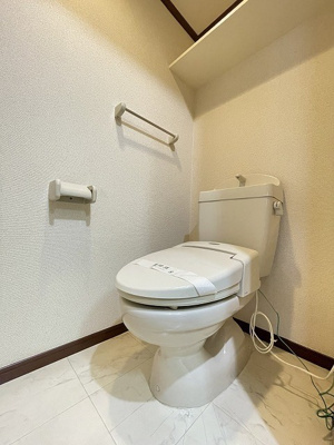 【トイレ】 | サジテリアスワイ | トイレは温水洗浄便座付き♪人気のバストイレ別です☆小物を置ける便利な棚やタオルハンガーも付いています♪