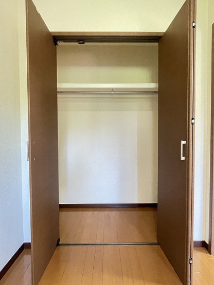 【収納】 | サジテリアスワイ | 洋室3.4帖のお部屋にあるクローゼットです！☆大切なお洋服もしわにならないようにハンガーがけができます☆