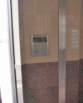 【エントランス】 | サジテリアスワイ | 共用エントランスは不審者の侵入を未然に防ぐオートロック付き！防犯対策充実しています◎