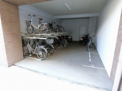 【その他共用部分】 | サジテリアスワイ | 屋内駐輪場で雨が降っても大切な自転車が濡れなくてすみますね♪荷物が重いときに自転車があれば助かりますね！