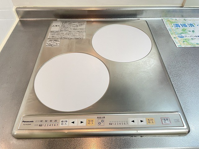 【キッチン】 | サジテリアスワイ | IH2口付きのシステムキッチンです☆IHは火を使わないので安心なうえ、お掃除もラクラク♪