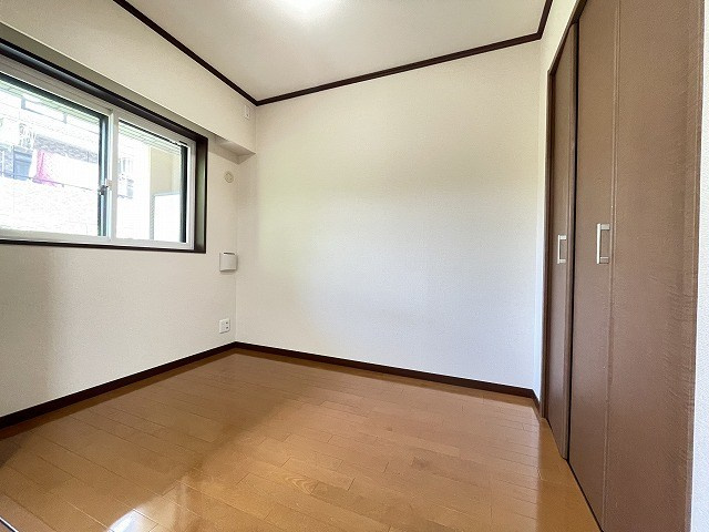 【洋室】 | サジテリアスワイ | 西向き洋室3.4帖☆リビングダイニングキッチンから繋がるお部屋です！ベッドを置いて寝室にするのもオススメです☆