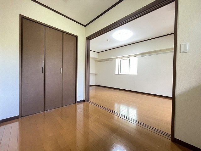 【寝室】 | サジテリアスワイ | 西向き洋室3.4帖☆クローゼットがあります♪お洋服がスッキリ収納できて、整理しやすくなりますね☆