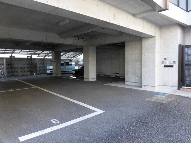 高知市塩田町　中古住宅の駐車場