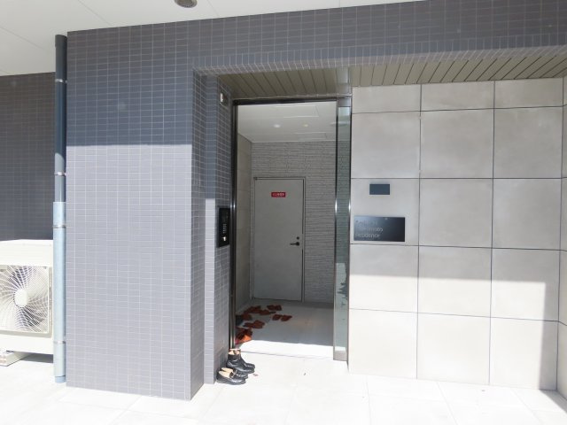 レジュールアッシュ塚本レジデンスのエントランス