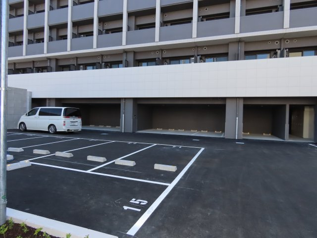 レジュールアッシュ塚本レジデンスの駐車場