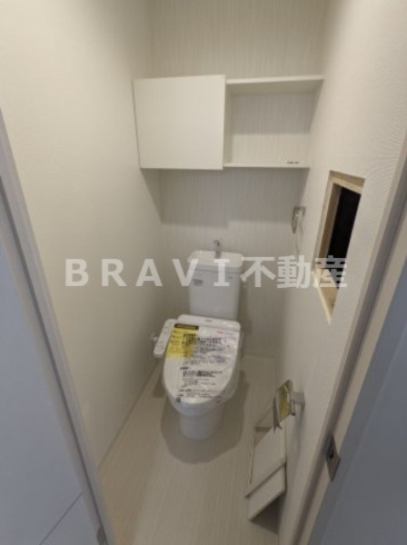 セファ上本町 BRAVI不動産のトイレ|【セファ上本町】棚のあるトイレ