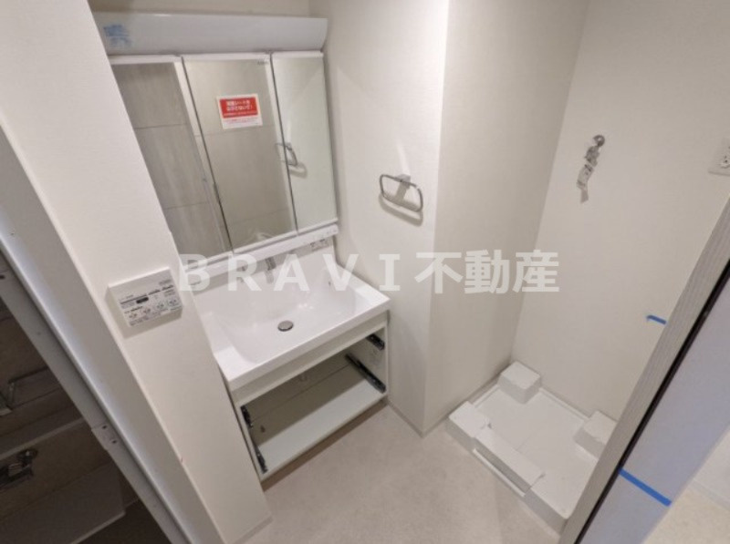 セファ上本町 BRAVI不動産の独立洗面台|【セファ上本町】3面鏡独立洗面台
