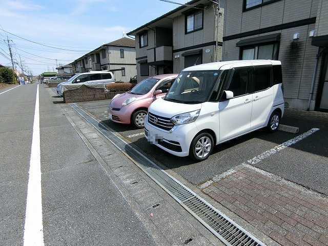 パルシャルマンE棟の駐車場