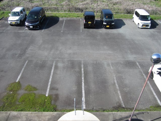 カーサウエムラⅢの駐車場