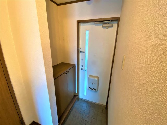 ドミールたかねC棟の玄関