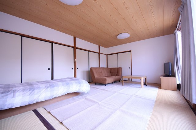 太陽ガーデン　112の居間・リビング|家具家電付です