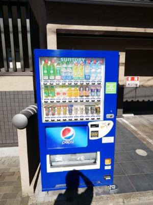 【その他共用部分】 | フラッティ吉野町B | 敷地内自販機あり