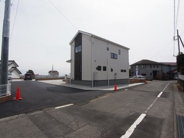 新築　北群馬郡榛東村広馬場　Livele Garden.S　1号棟の前面道路含む現地写真|北側接道幅員約5.7ｍ
