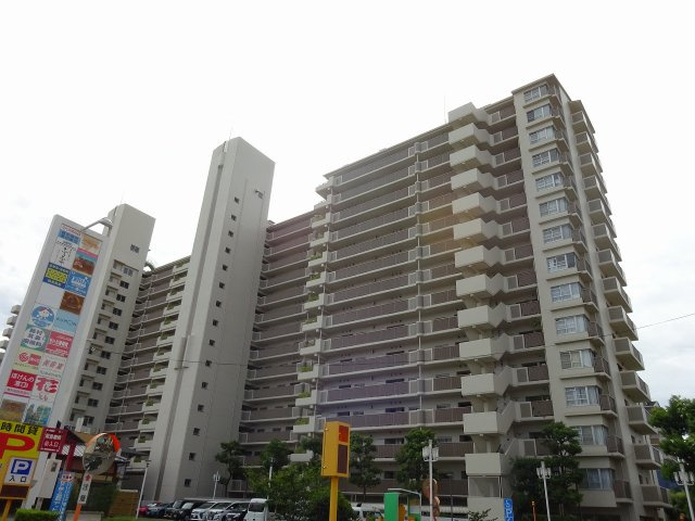 グリーンビュー鶴見1号棟の外観|マンション敷地内には、飲食店・病院・美容院・保育園・塾・音楽教室等
があり大変便利です。バス停もありマンション目の前で停まり梅田へのアクセスも便利♪