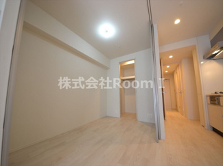 【寝室】 | ＯＰＵＳ　ＲＥＳＩＤＥＮＣＥ　ＳＨＩＮＳＡＩＢＡＳＨＩ　ＳＯＵＴＨ | 広くて明るい寝室