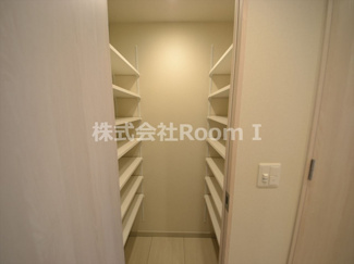 【玄関】 | ＯＰＵＳ　ＲＥＳＩＤＥＮＣＥ　ＳＨＩＮＳＡＩＢＡＳＨＩ　ＳＯＵＴＨ | 収納もある玄関です