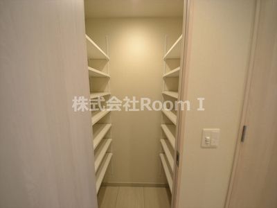 【玄関】 | ＯＰＵＳ　ＲＥＳＩＤＥＮＣＥ　ＳＨＩＮＳＡＩＢＡＳＨＩ　ＳＯＵＴＨ | 収納もある玄関です