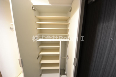 【収納】 | プレサンス松屋町ヴェルデス | たっぷりとした収納スペースですシューズボックスです。