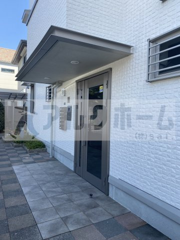 レフィナードカルチェA棟のエントランス