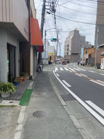 【前面道路含む現地写真】 | 西区出町　 | 県道303号（四方寄熊本線）沿い☆コンビニ、病院、銀行、大型スーパーが近く快適な住環境♪