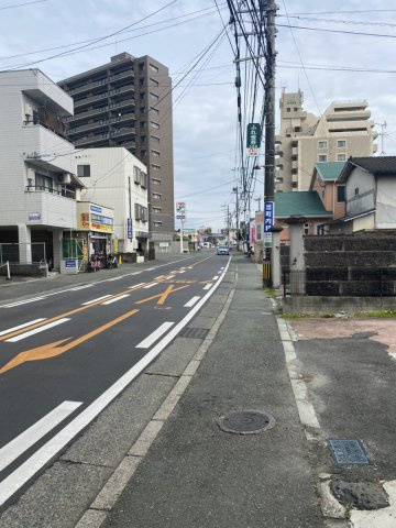【前面道路含む現地写真】 | 西区出町 | 県道303号（四方寄熊本線）沿い☆コンビニ、病院、銀行、大型スーパーが近く快適な住環境♪