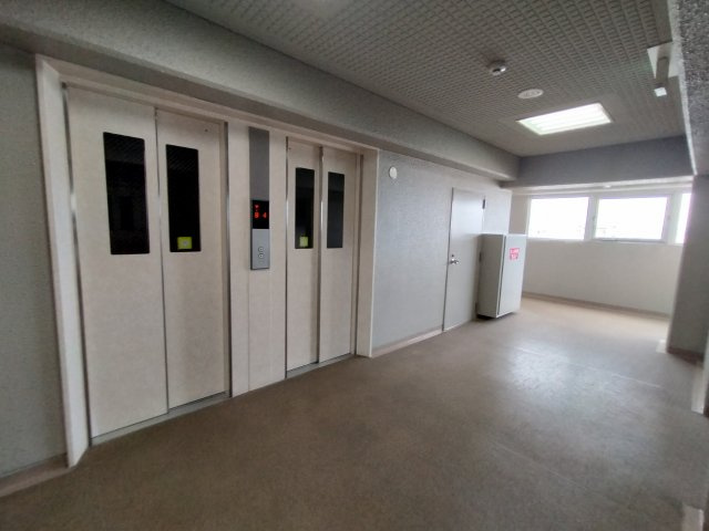 ルネ旭公園のその他共用部分|エレベーターは2基あるので、朝の混雑時もスムーズです。