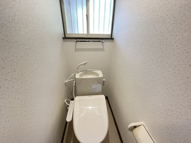 オータム桃山Aのトイレ|温水洗浄便座付き