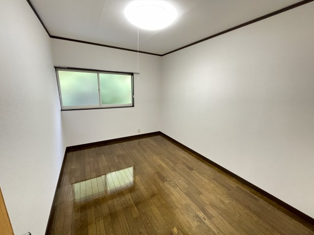 オータム桃山Aの洋室|六畳洋間です