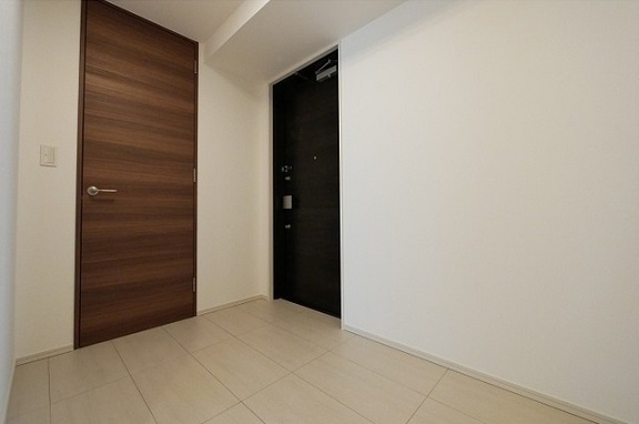 新宿区新宿６丁目の賃貸マンションの玄関