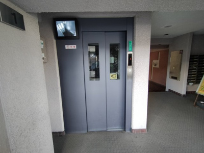 【その他共用部分】 | ネオコーポ野江 | エレベーター内はモニターがあるので、防犯面も安心です♪