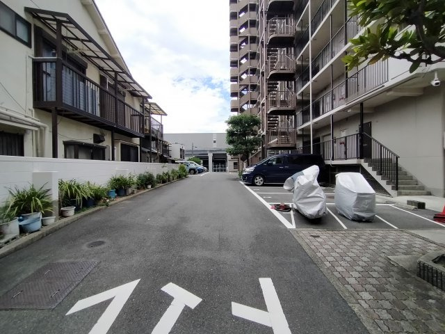 ネオコーポ野江のその他共用部分|バイク置き場と平面駐車場となります。