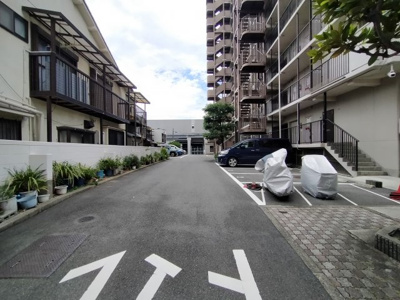 【その他共用部分】 | ネオコーポ野江 | バイク置き場と平面駐車場となります。