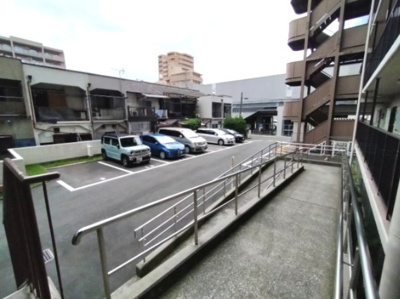 【駐車場】 | ネオコーポ野江 | エントランスへはスロープがありベビーカーや車椅子でも安全です。
敷地内には平面駐車場もございます。