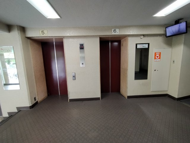クローバーハイツ森小路3号棟のその他共用部分|エレベーターも2基あるので、朝の混雑時もスムーズです。
