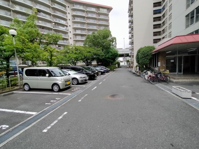 クローバーハイツ森小路3号棟の駐車場|平面駐車場だと停めやすく乗り降りもし易いですね♪