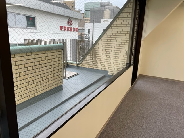 林三番町ビルのバルコニー