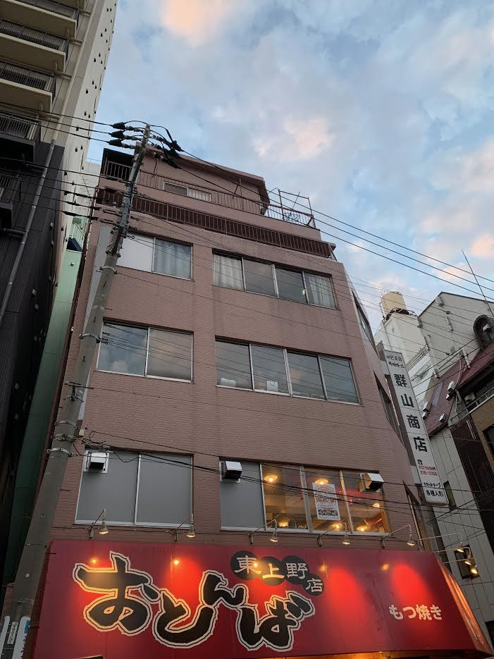 群山ビルの外観