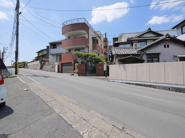 城南町シャッター付きガレージの駐車場