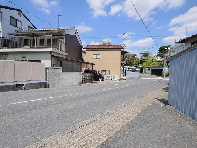 城南町シャッター付きガレージの駐車場