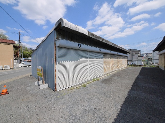 城南町シャッター付きガレージの外観