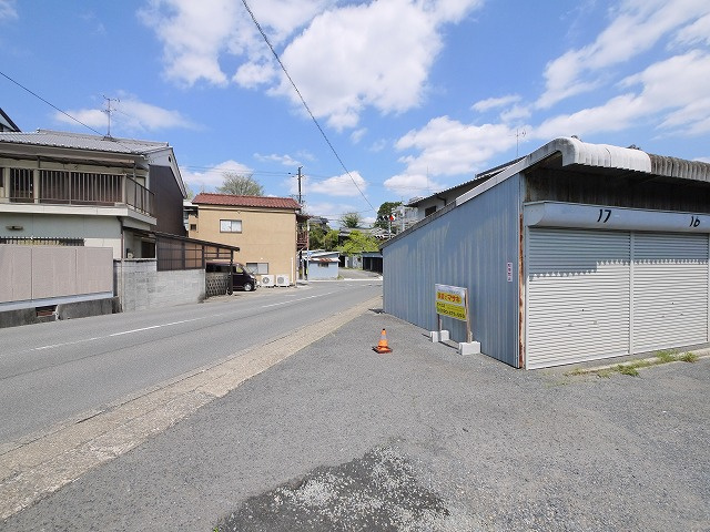 城南町シャッター付きガレージの駐車場