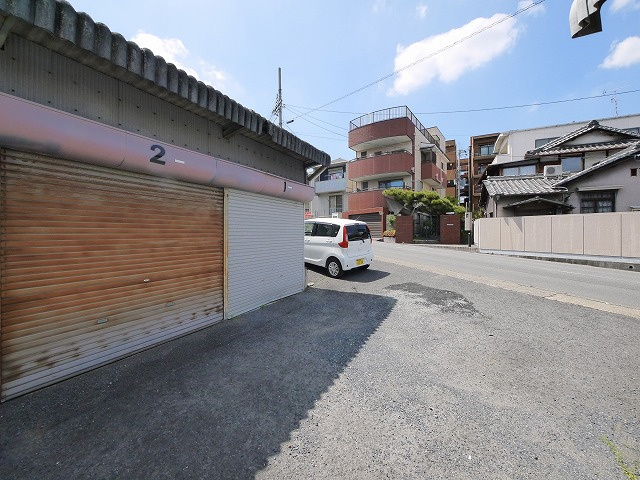城南町シャッター付きガレージの駐車場