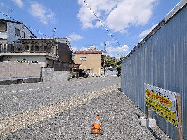 城南町シャッター付きガレージの駐車場