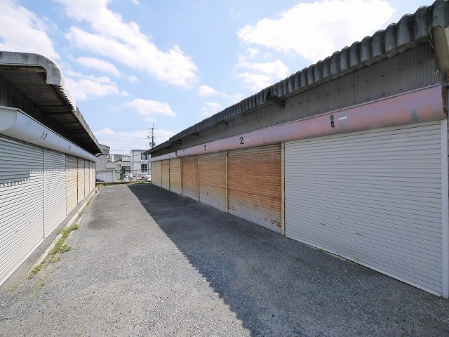 城南町シャッター付きガレージの駐車場