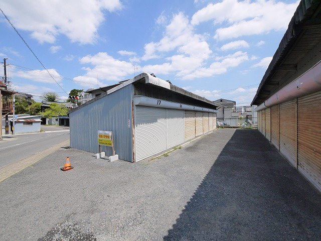 城南町シャッター付きガレージの駐車場