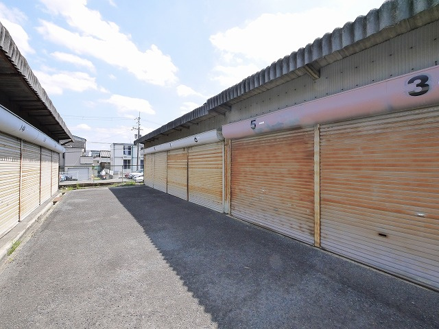 城南町シャッター付きガレージの駐車場