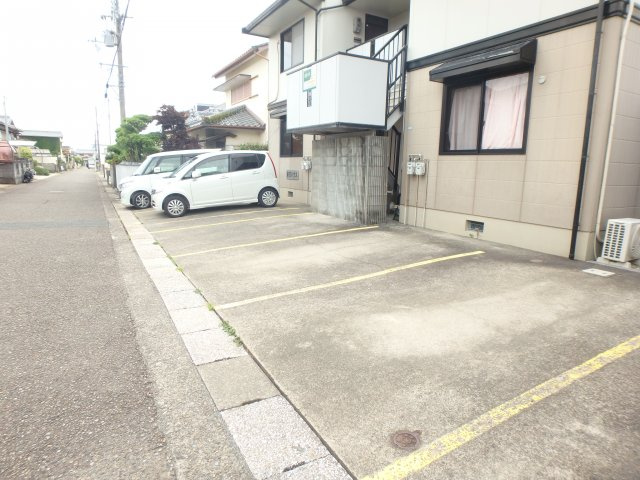 新万ハウスの駐車場|車をお持ちの方に嬉しい駐車場付きの物件です